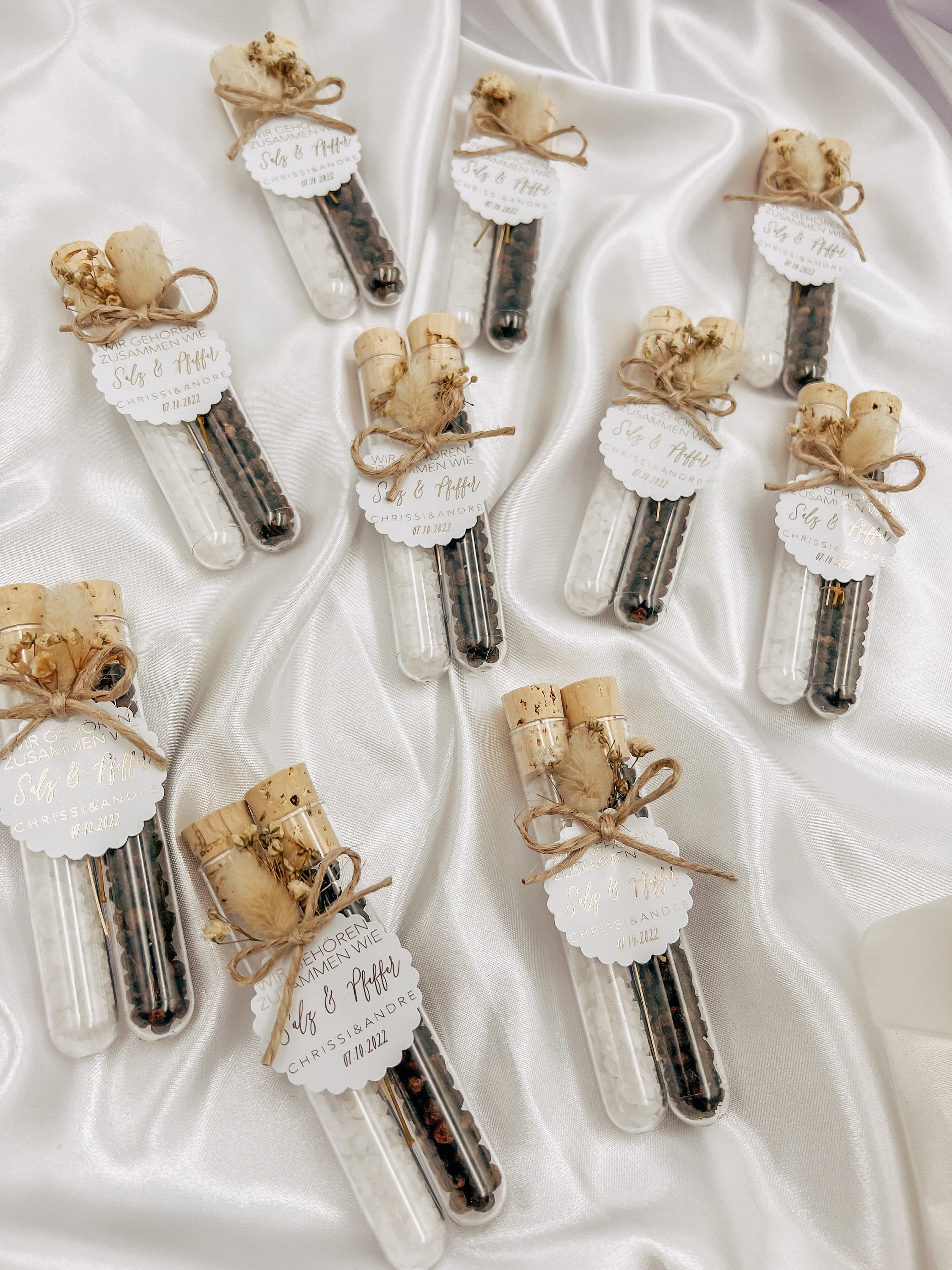 Gastgeschenk Reagenzglas „wir gehören zusammen wie Salz & Pfeffer“ personalisiert - Wedding favor