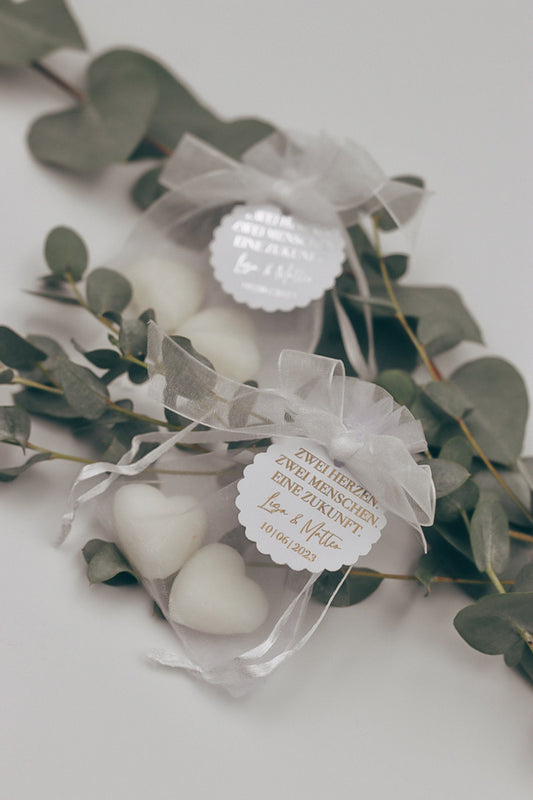 Gastgeschenk Hochzeit personalisiert "Zwei Herzen. Zwei Menschen. Eine Zukunft." Gold oder silber. Herz Seife