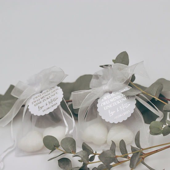Gastgeschenk Hochzeit personalisiert "Zwei Herzen. Zwei Menschen. Eine Zukunft." Gold oder silber. Herz Seife