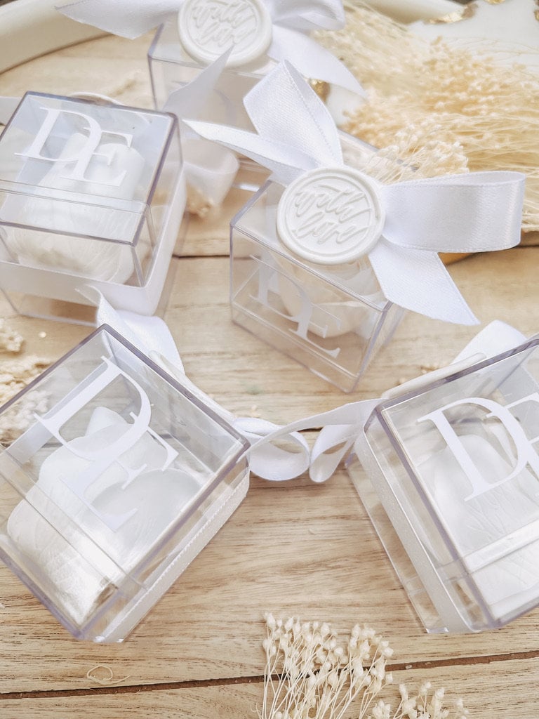 Rosenbox Gastgeschenk personalisiert mit Initialen, Wachssigel, Trockenblumen & Schleife