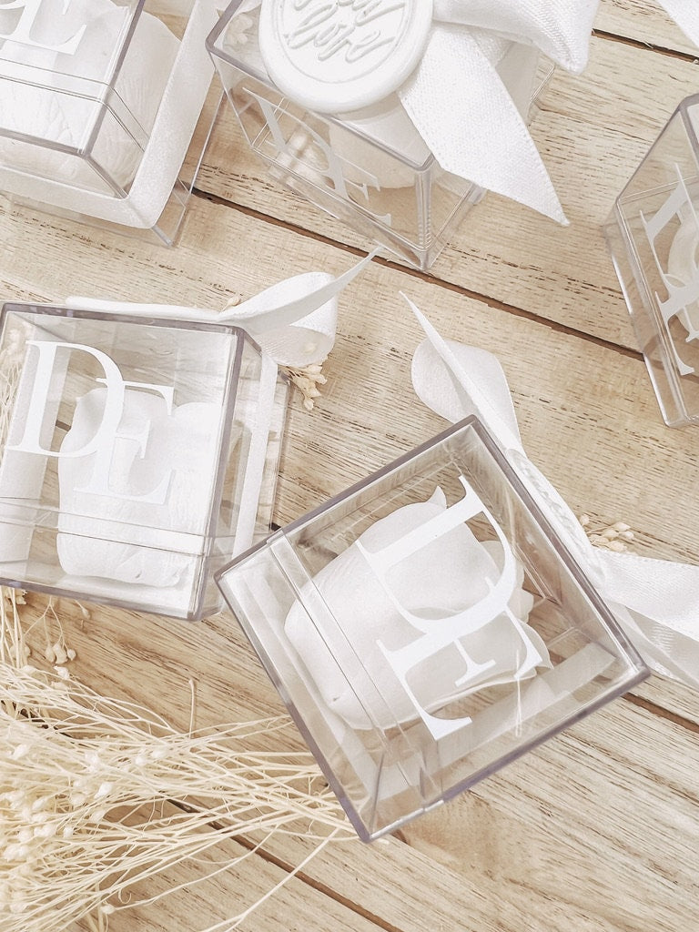 Rosenbox Gastgeschenk personalisiert mit Initialen, Wachssigel, Trockenblumen & Schleife