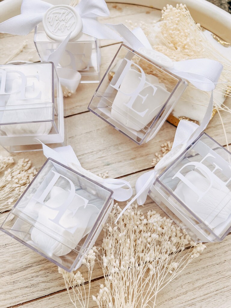 Rosenbox Gastgeschenk personalisiert mit Initialen, Wachssigel, Trockenblumen & Schleife