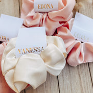 Scrunchies personalisiert - kleines Geschenk für die Freundin, Trauzeugin oder Team Bride -