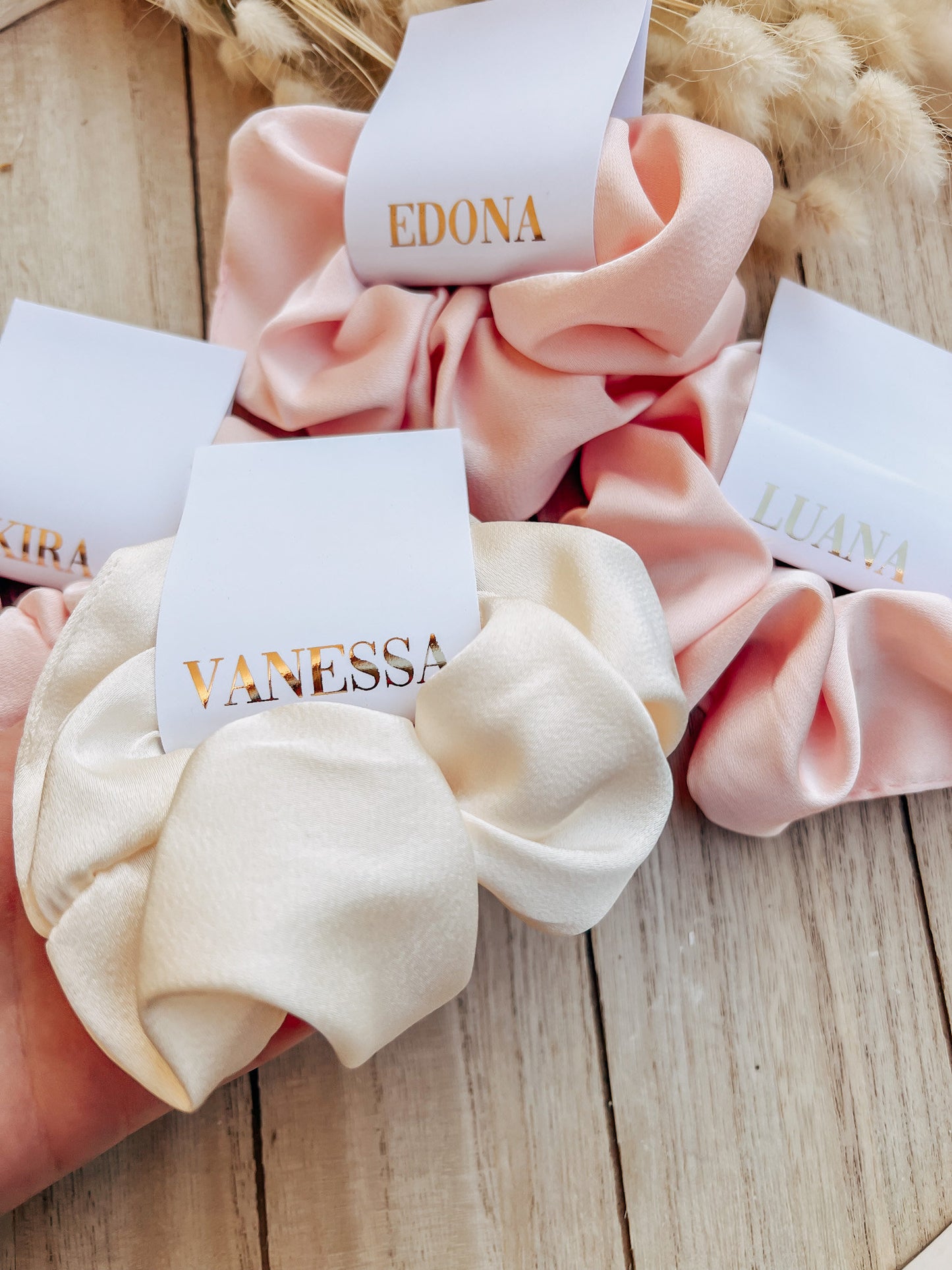 Scrunchies personalisiert - kleines Geschenk für die Freundin, Trauzeugin oder Team Bride -