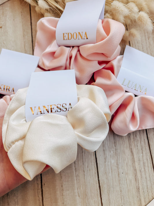 Scrunchies personalisiert - kleines Geschenk für die Freundin, Trauzeugin oder Team Bride -