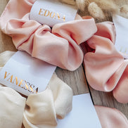 Scrunchies personalisiert - kleines Geschenk für die Freundin, Trauzeugin oder Team Bride -