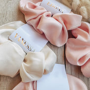 Scrunchies personalisiert - kleines Geschenk für die Freundin, Trauzeugin oder Team Bride -