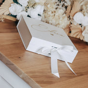 Geschenkbox personalisiert mit Namen zum selberfüllen inklusive Holzwolle - Magnetverschluss mit Seidenband -