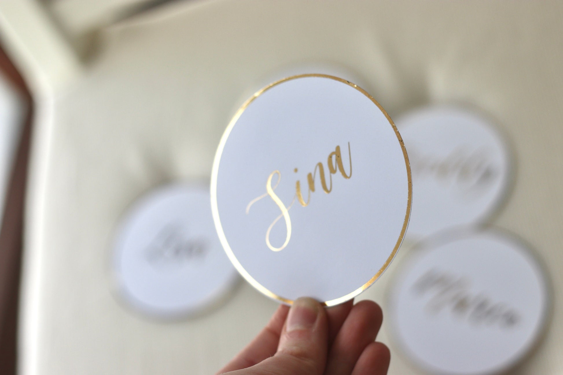 Platzkarte Namensschild personalisiert mit Goldveredelung in rund - Goldschimmer - Minimalistisch