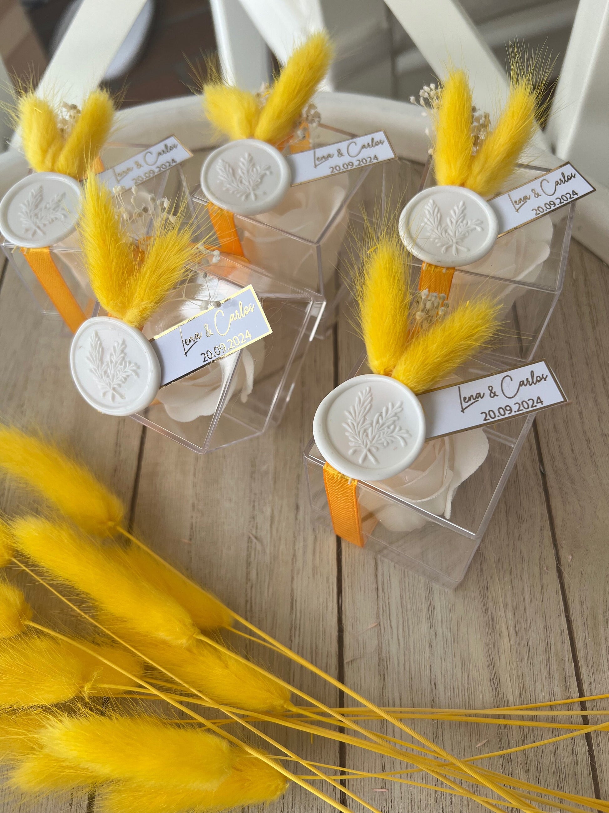 Gastgeschenk Rosenbox Rosenseife personalisiert - Hochzeit Verlobung Kommunion Taufe - Sommerliche Hochzeitsdeko mit gelben Akzenten