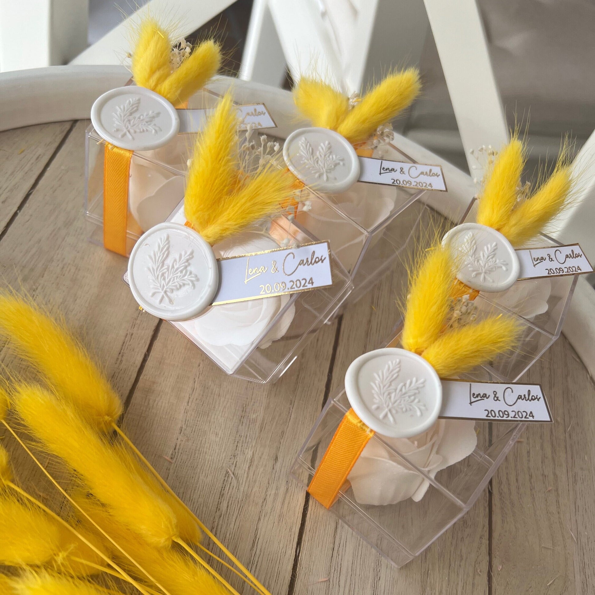 Gastgeschenk Rosenbox Rosenseife personalisiert - Hochzeit Verlobung Kommunion Taufe - Sommerliche Hochzeitsdeko mit gelben Akzenten