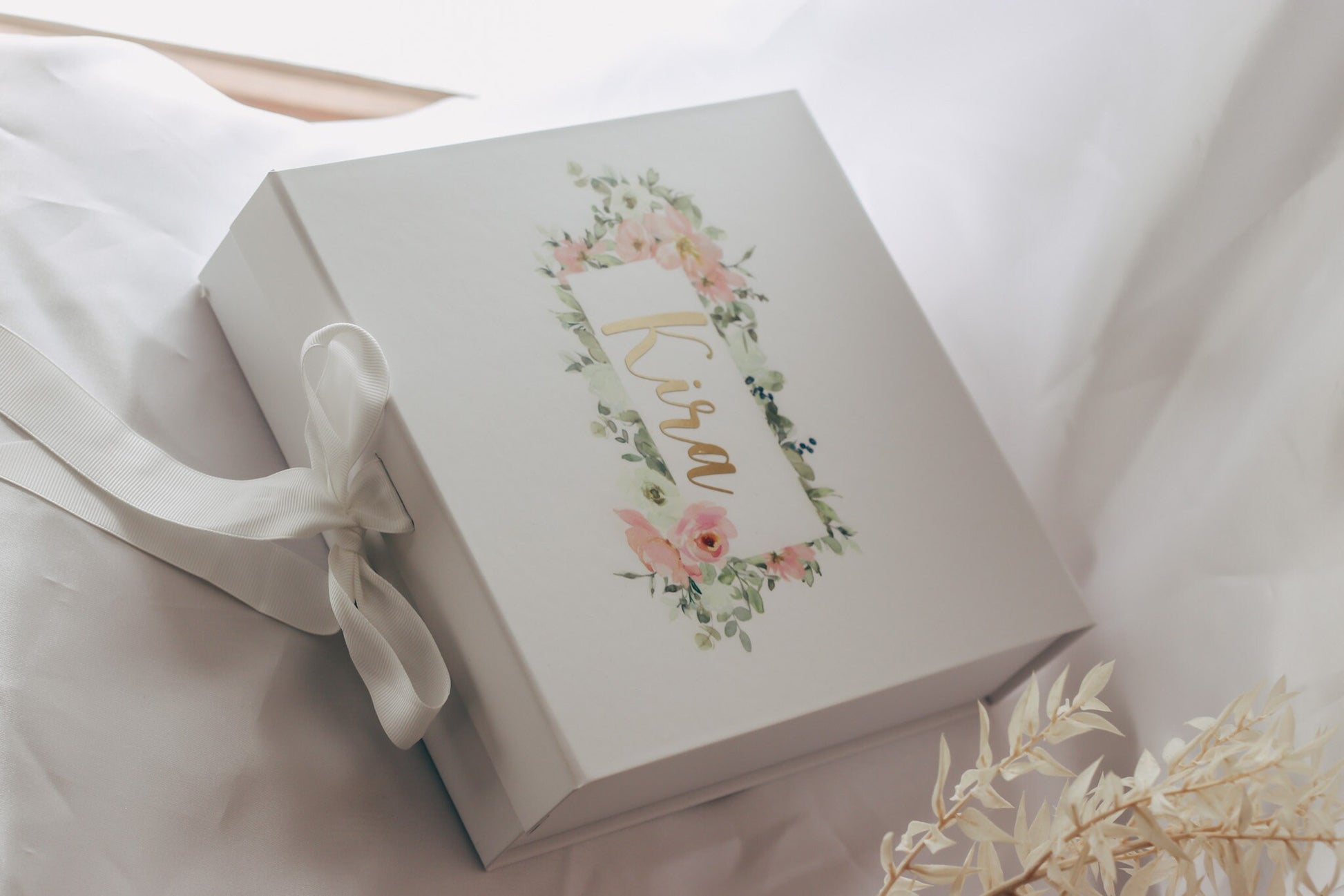 Geschenkbox mit Blumenmuster, personalisiert mit Namen zum selber füllen inklusive Holzwolle - Magnetverschluss mit Seidenband