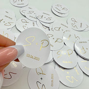 Personalisierte Etiketten mit Initial & Datum - Metallic Veredelung in Gold oder Silber - gelocht oder ungelocht - Gastgeschenke DIY