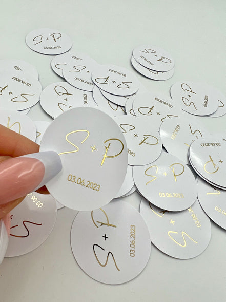 Personalisierte Etiketten mit Initial & Datum - Metallic Veredelung in Gold oder Silber - gelocht oder ungelocht - Gastgeschenke DIY