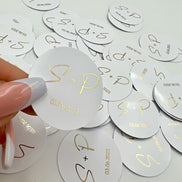 Personalisierte Etiketten mit Initial & Datum - Metallic Veredelung in Gold oder Silber - gelocht oder ungelocht - Gastgeschenke DIY