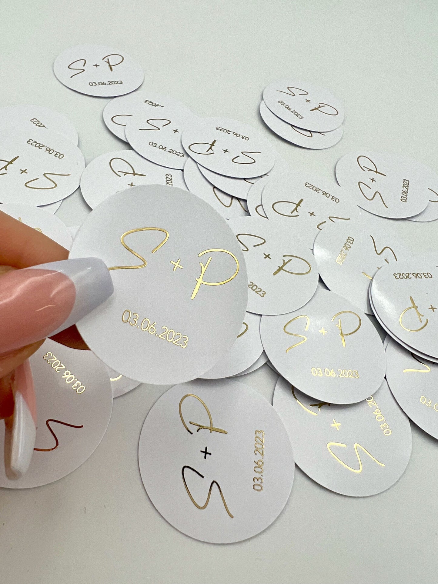 Personalisierte Etiketten mit Initial & Datum - Metallic Veredelung in Gold oder Silber - gelocht oder ungelocht - Gastgeschenke DIY