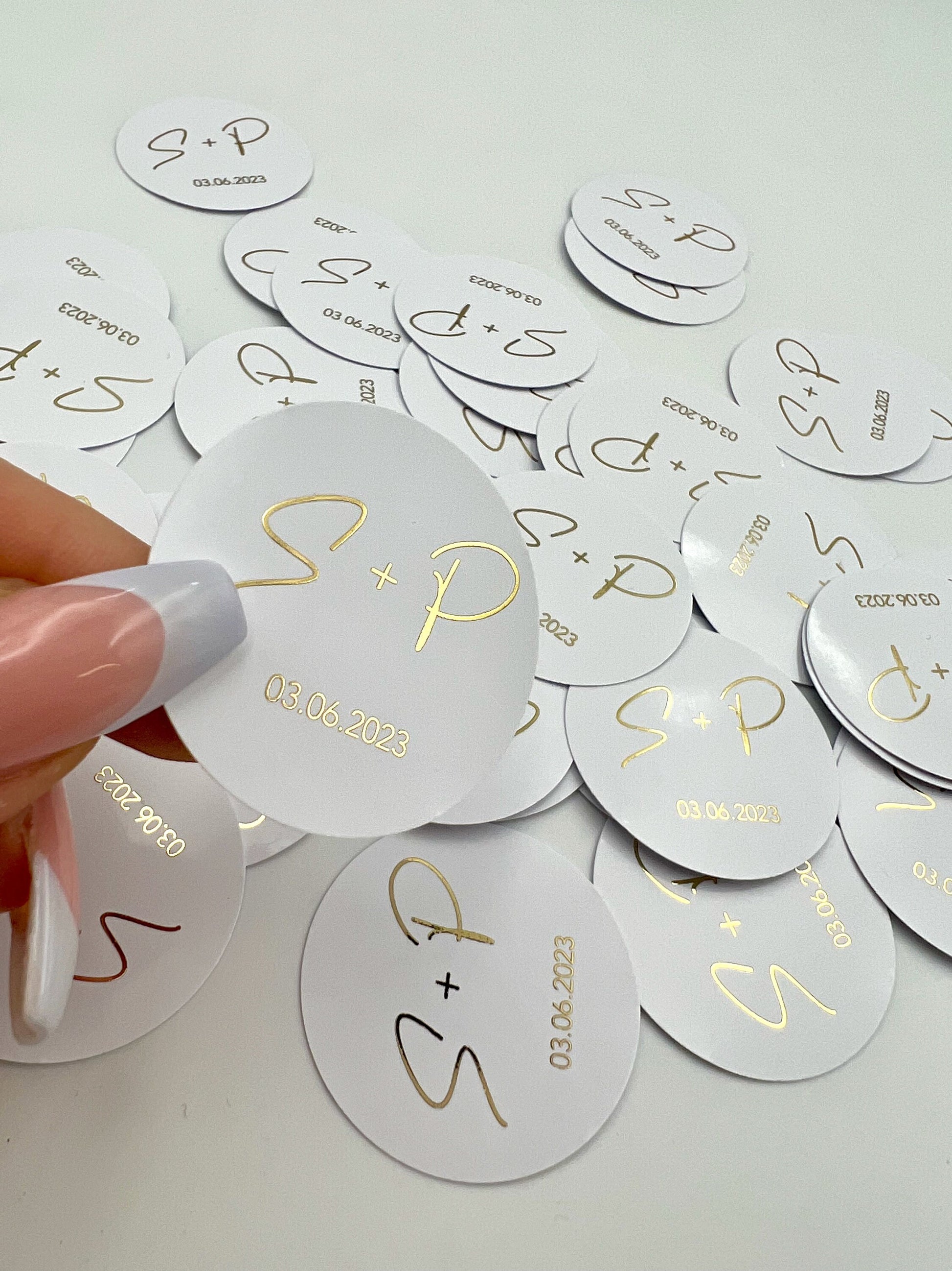 Personalisierte Etiketten mit Initial & Datum - Metallic Veredelung in Gold oder Silber - gelocht oder ungelocht - Gastgeschenke DIY