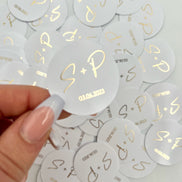 Personalisierte Etiketten mit Initial & Datum - Metallic Veredelung in Gold oder Silber - gelocht oder ungelocht - Gastgeschenke DIY
