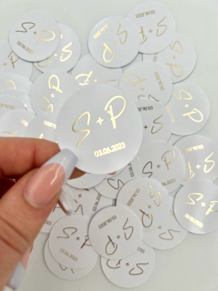 Personalisierte Etiketten mit Initial & Datum - Metallic Veredelung in Gold oder Silber - gelocht oder ungelocht - Gastgeschenke DIY
