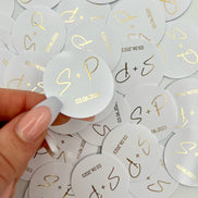 Personalisierte Etiketten mit Initial & Datum - Metallic Veredelung in Gold oder Silber - gelocht oder ungelocht - Gastgeschenke DIY