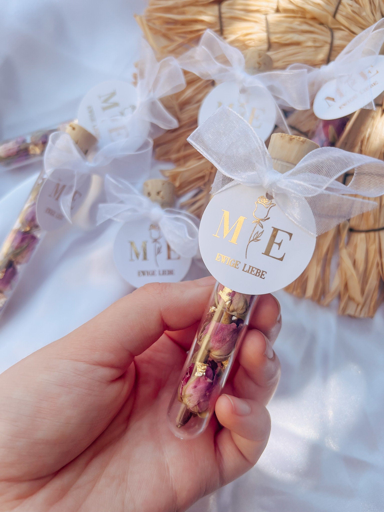 Gastgeschenk Hochzeit Verlobung - Reagenzglas mit getrockneten Rosenknospen & Blattgold 