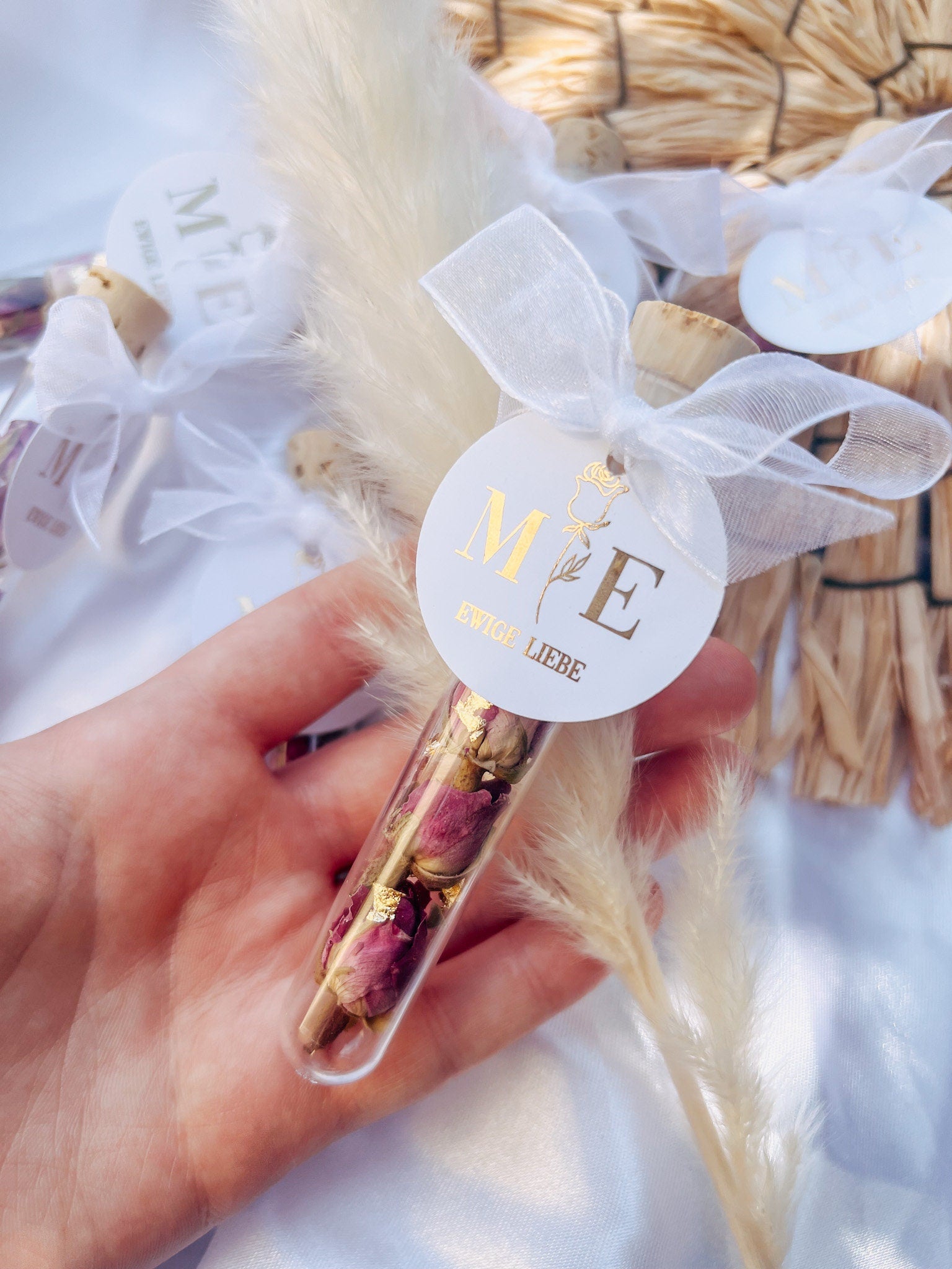 Gastgeschenk Hochzeit Verlobung - Reagenzglas mit getrockneten Rosenknospen & Blattgold 