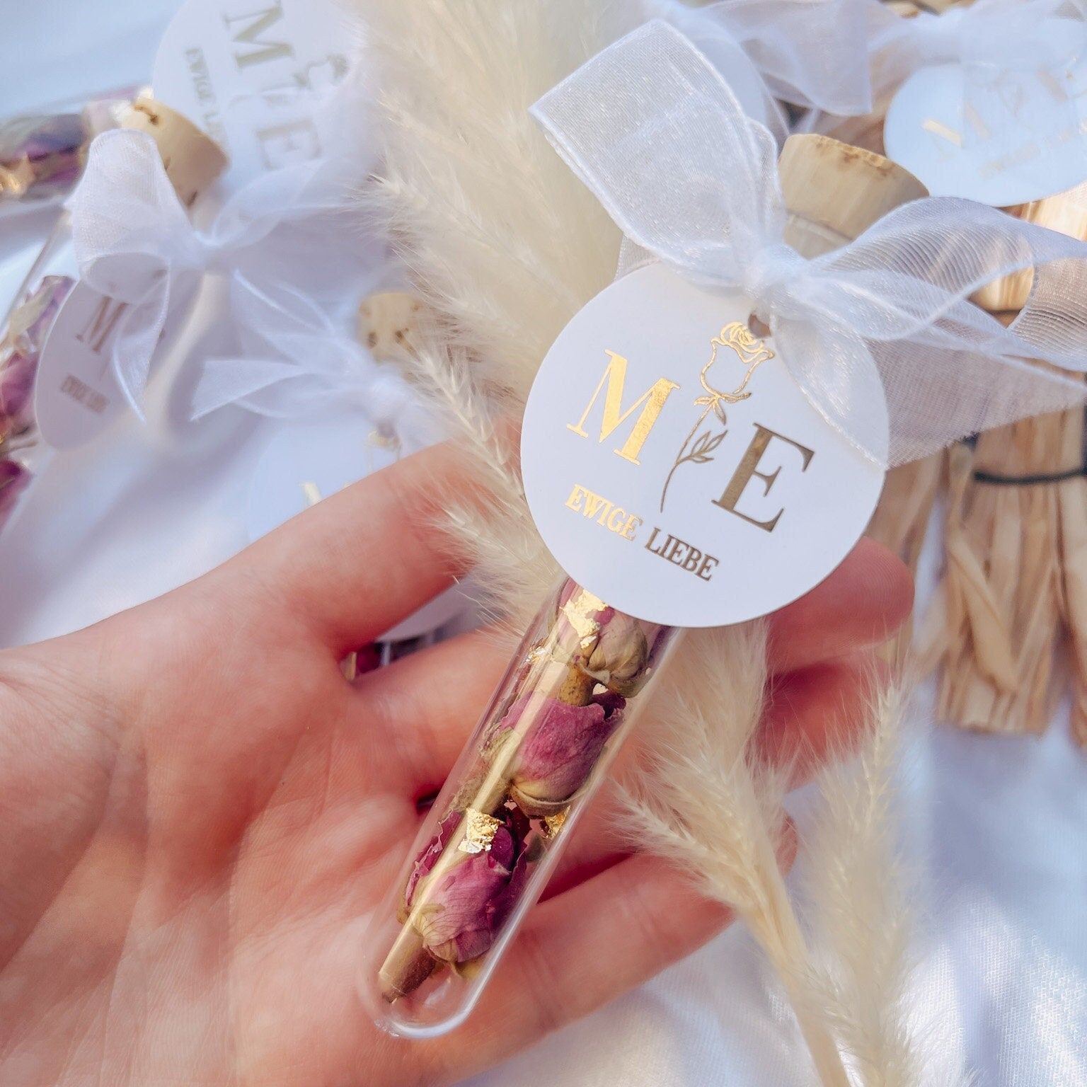 Gastgeschenk Hochzeit Verlobung - Reagenzglas mit getrockneten Rosenknospen & Blattgold 