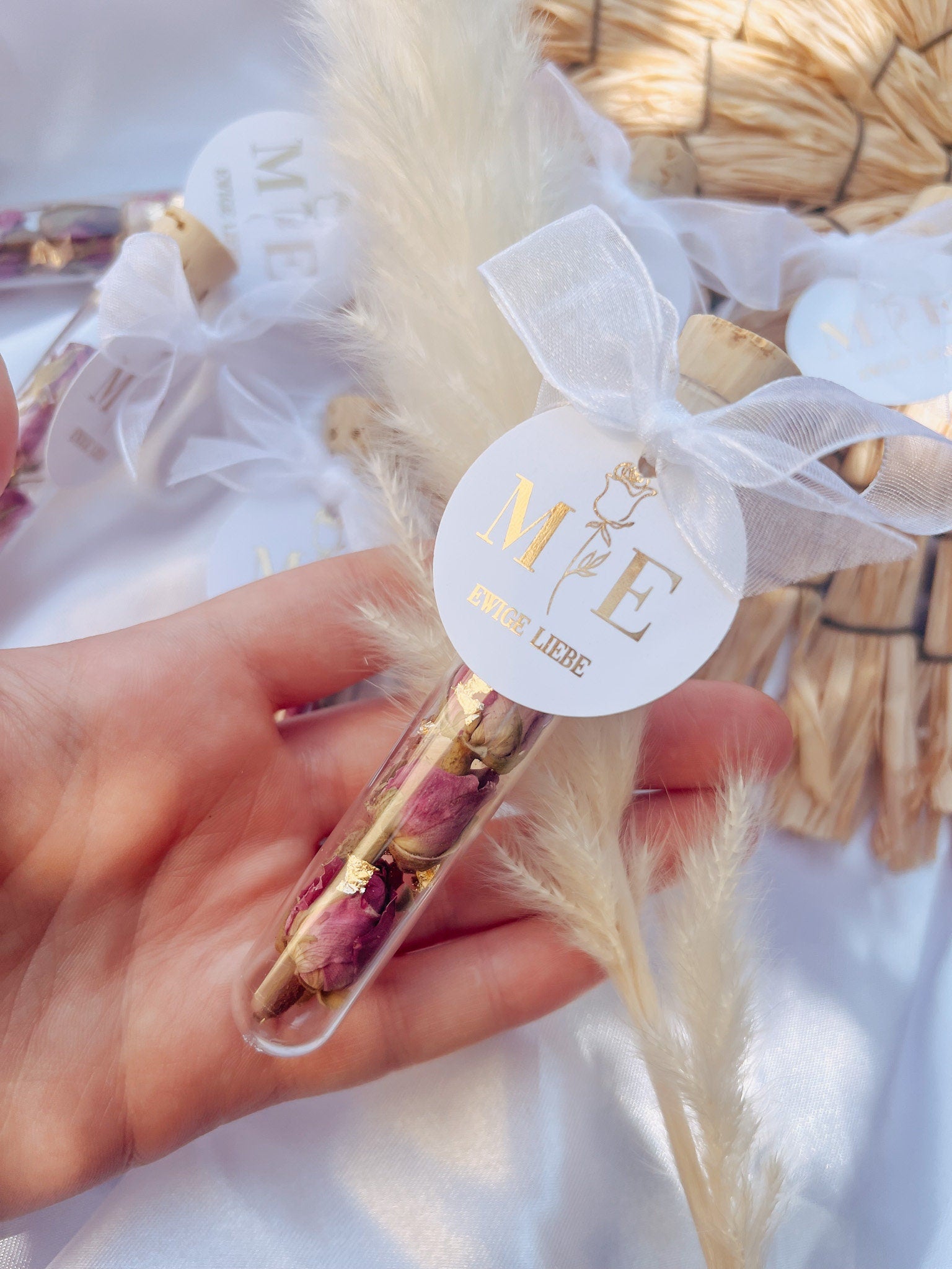 Gastgeschenk Hochzeit Verlobung - Reagenzglas mit getrockneten Rosenknospen & Blattgold 