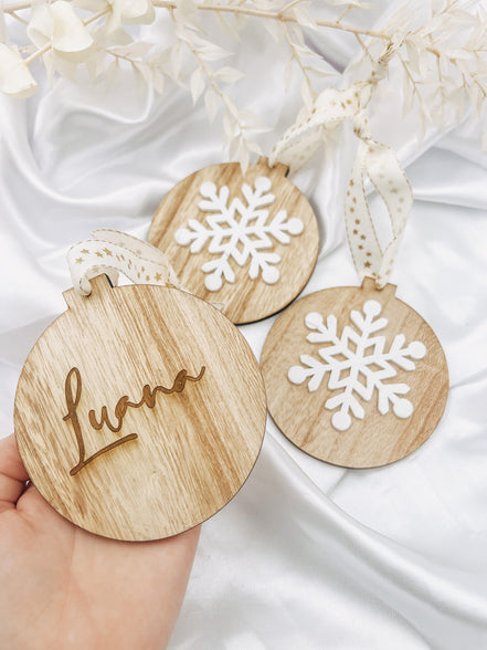 Weihnachtskugel personalisiert mit Gravur & 3D Schneeflocke | Christbaumkugel | Gastgeschenk | verschiedene Farben | 8cm groß | bruchsicher