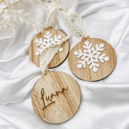 Weihnachtskugel personalisiert mit Gravur & 3D Schneeflocke | Christbaumkugel | Gastgeschenk | verschiedene Farben | 8cm groß | bruchsicher