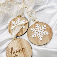 Weihnachtskugel personalisiert mit Gravur & 3D Schneeflocke | Christbaumkugel | Gastgeschenk | verschiedene Farben | 8cm groß | bruchsicher
