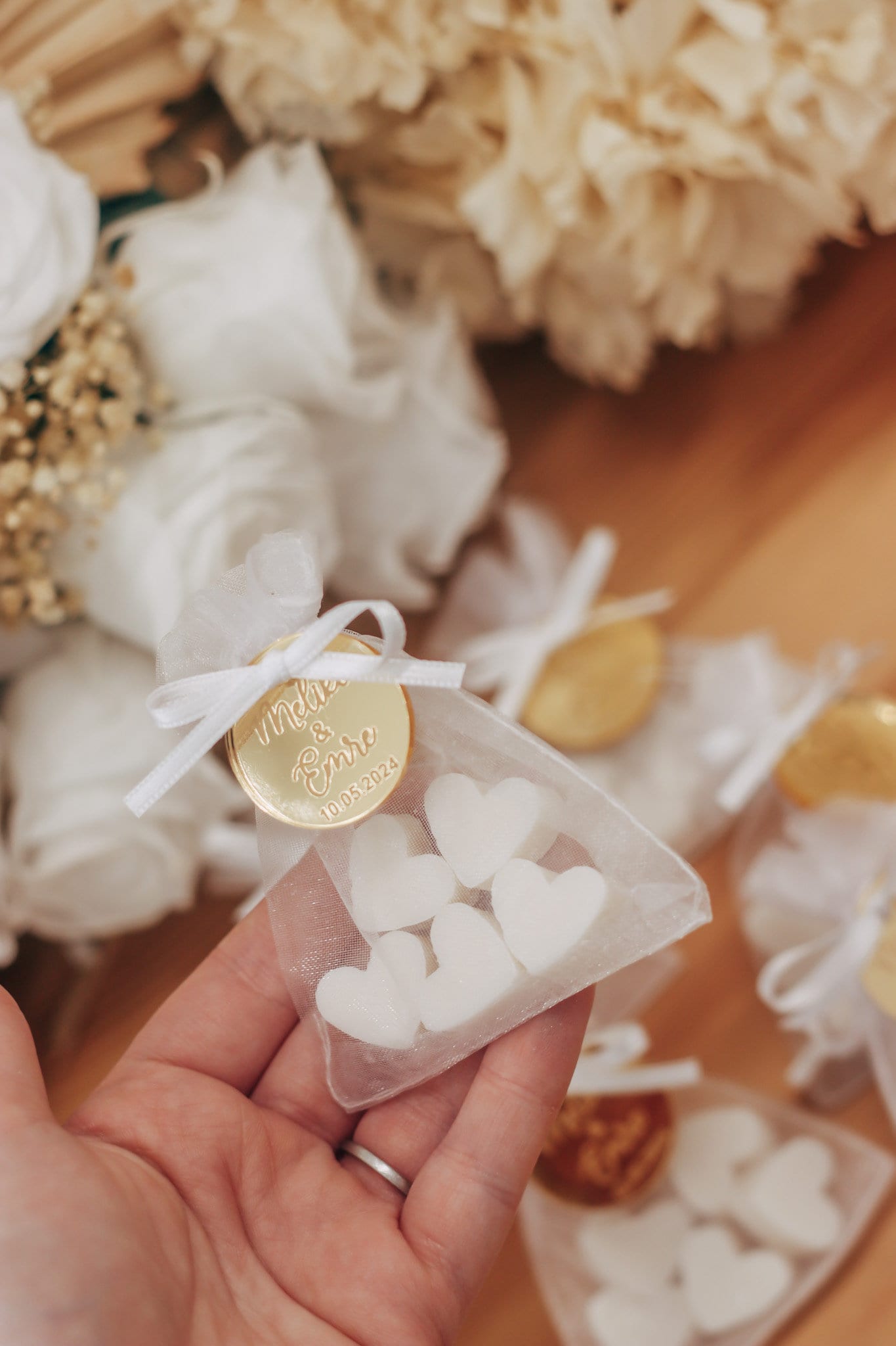 Gastgeschenk Hochzeit - Seifenbeutel mit Acryl Anhänger - Schneerose Duft - Verlobung Taufe Geburt