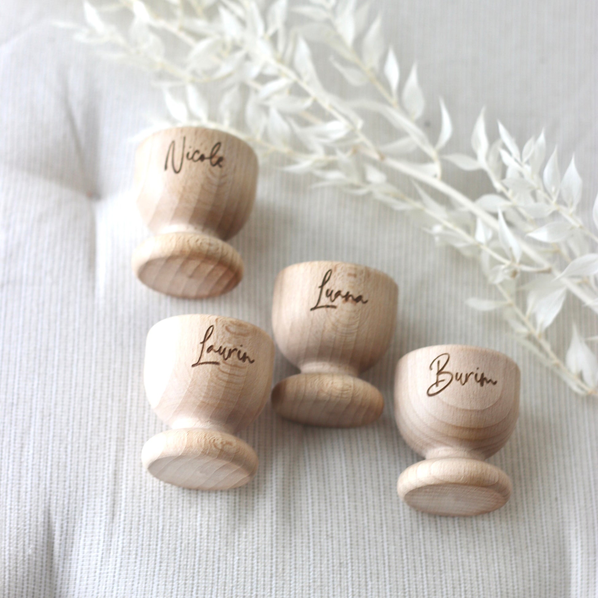 Personalisierte Eierbecher aus Holz mit hochwertiger Gravur - Osterdekoration Osterdeko Ostergeschenk Frühstückstisch