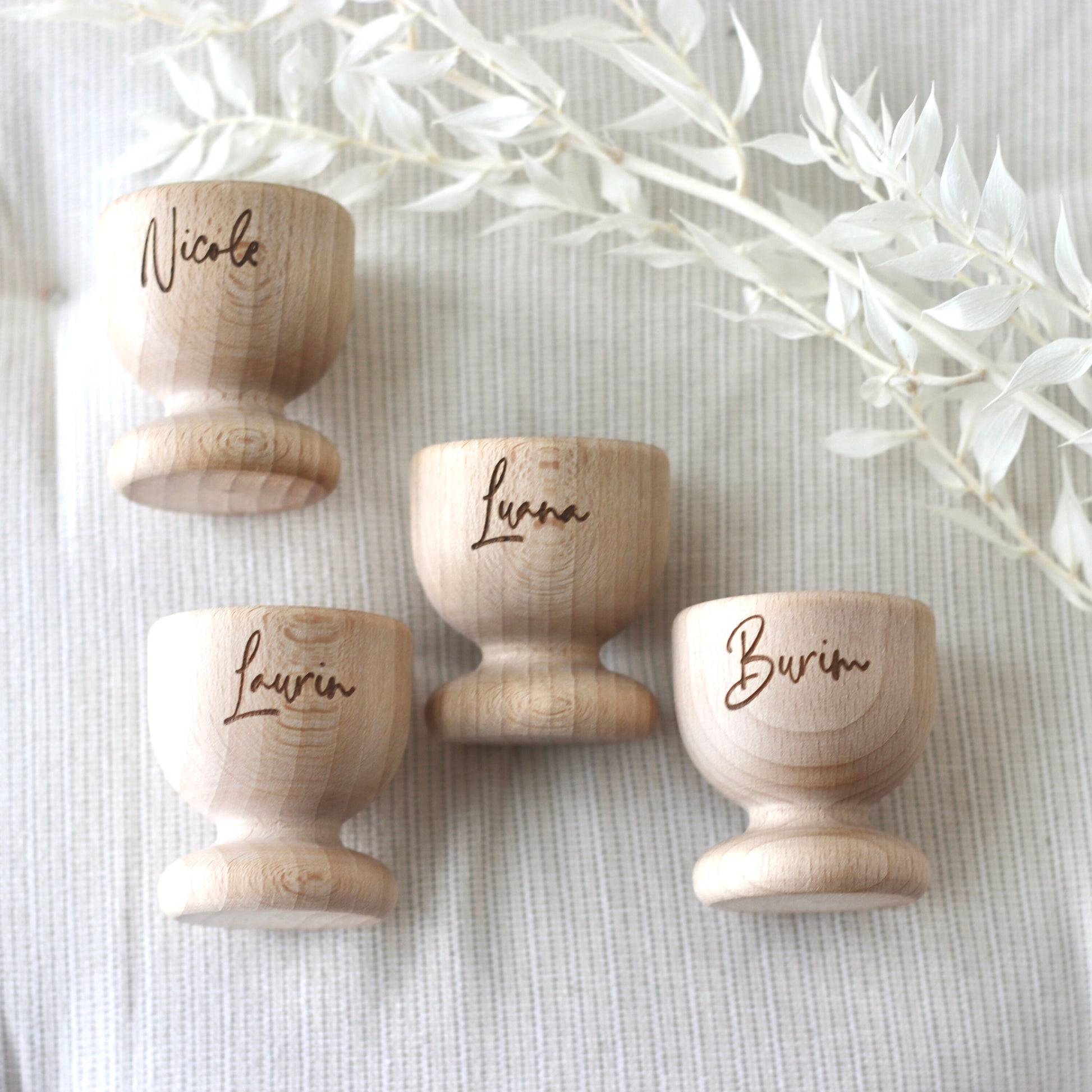Personalisierte Eierbecher aus Holz mit hochwertiger Gravur - Osterdekoration Osterdeko Ostergeschenk Frühstückstisch