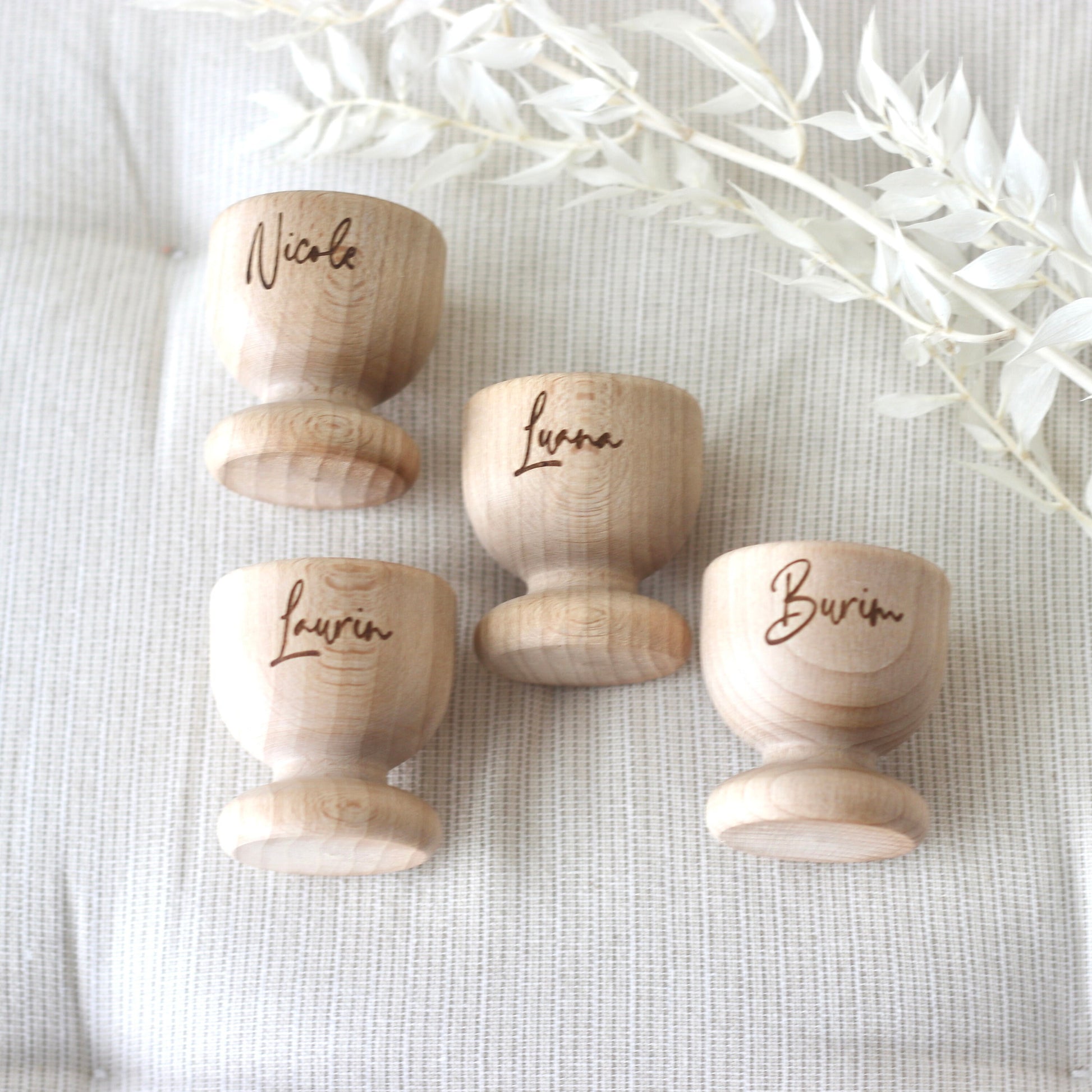 Personalisierte Eierbecher aus Holz mit hochwertiger Gravur - Osterdekoration Osterdeko Ostergeschenk Frühstückstisch