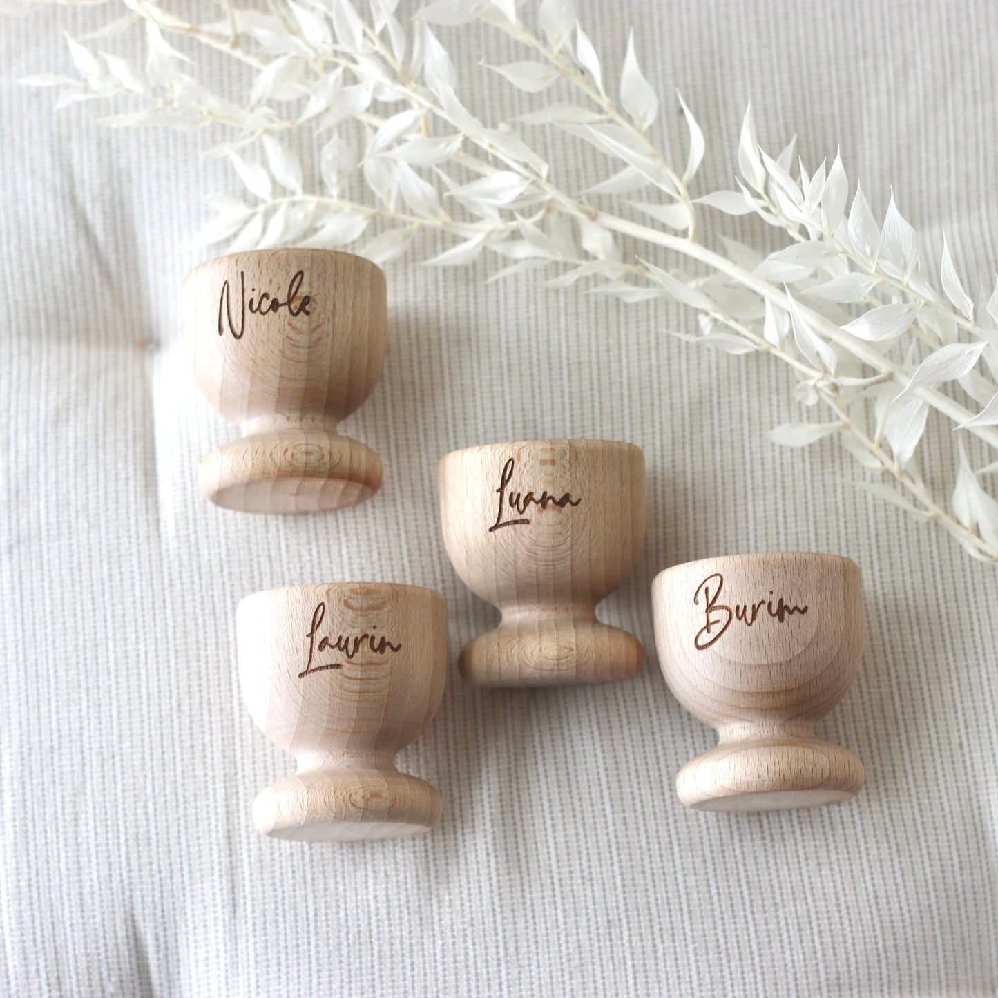 Personalisierte Eierbecher aus Holz mit hochwertiger Gravur - Osterdekoration Osterdeko Ostergeschenk Frühstückstisch