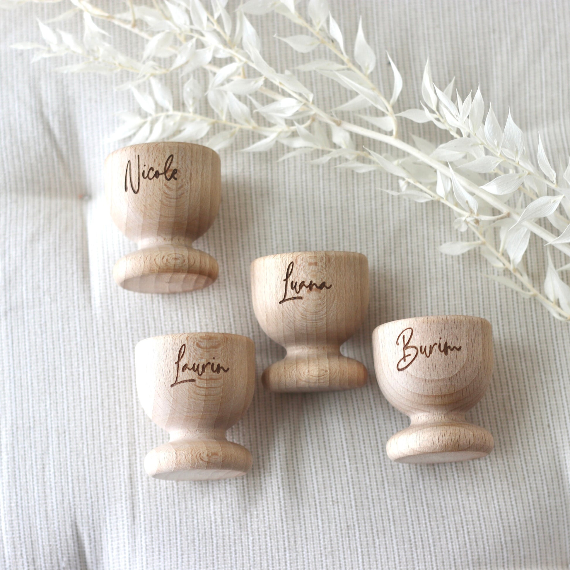 Personalisierte Eierbecher aus Holz mit hochwertiger Gravur - Osterdekoration Osterdeko Ostergeschenk Frühstückstisch