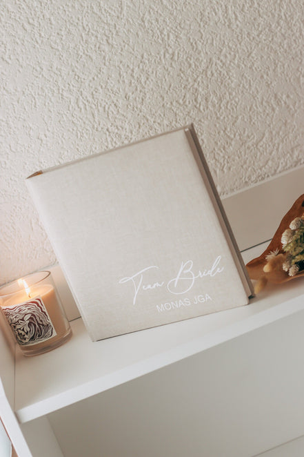 Team Bride - JGA Fotoalbum / Gästebuch - Mit Namen der Braut - Leinenstoff beige