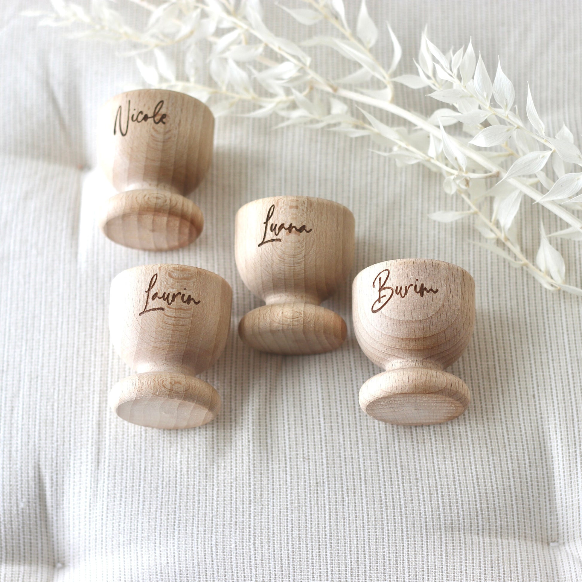 Personalisierte Eierbecher aus Holz mit hochwertiger Gravur - Osterdekoration Osterdeko Ostergeschenk Frühstückstisch